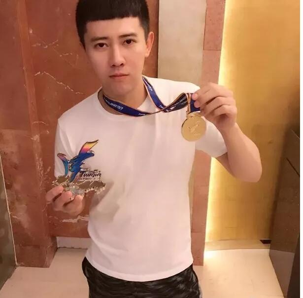 体育生自称器大活好？你确定下面不是塞了手雷？？？ - 51虹马