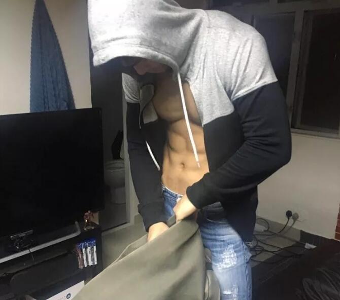 号称18的篮球帅哥沐浴全过程！！ - 51虹马