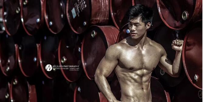 号称18的篮球帅哥沐浴全过程！！ - 51虹马