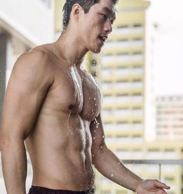 号称18的篮球帅哥沐浴全过程！！ - 51虹马