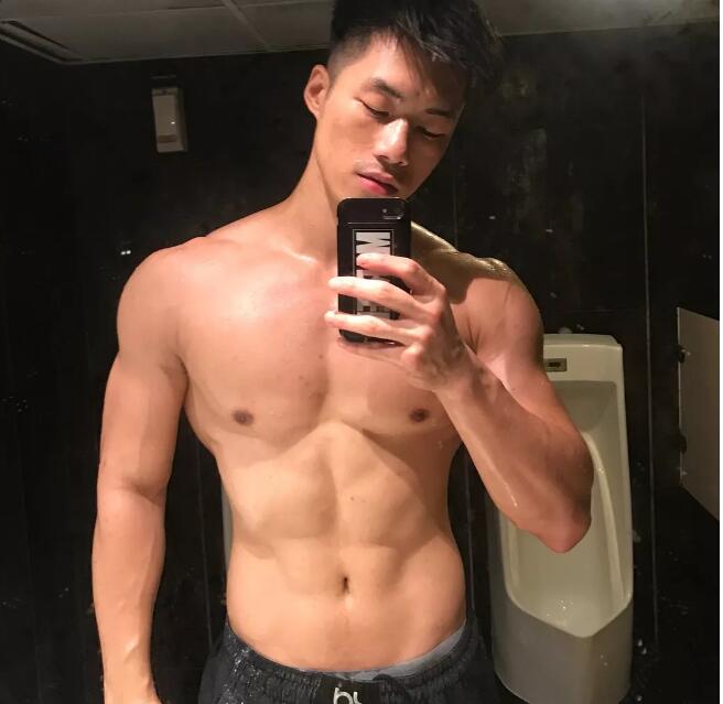 号称18的篮球帅哥沐浴全过程！！ - 51虹马