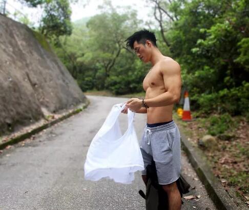 号称18的篮球帅哥沐浴全过程！！ - 51虹马