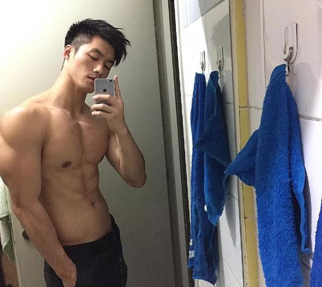 号称18的篮球帅哥沐浴全过程！！ - 51虹马