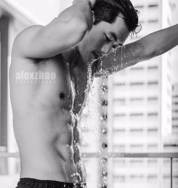 号称18的篮球帅哥沐浴全过程！！ - 51虹马