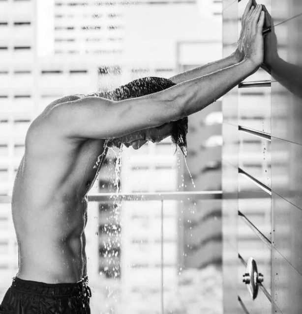 号称18的篮球帅哥沐浴全过程！！ - 51虹马