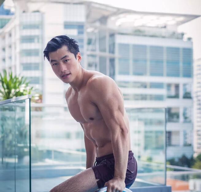 号称18的篮球帅哥沐浴全过程！！ - 51虹马