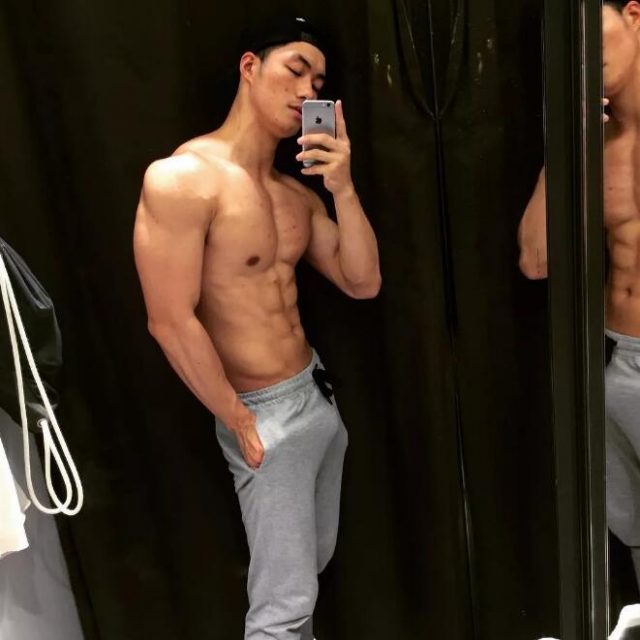 号称18的篮球帅哥沐浴全过程！！ - 51虹马