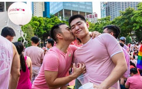 今日国内外同志同性恋资讯汇总：四位男模指控知名摄影师性侵等 - 51虹马