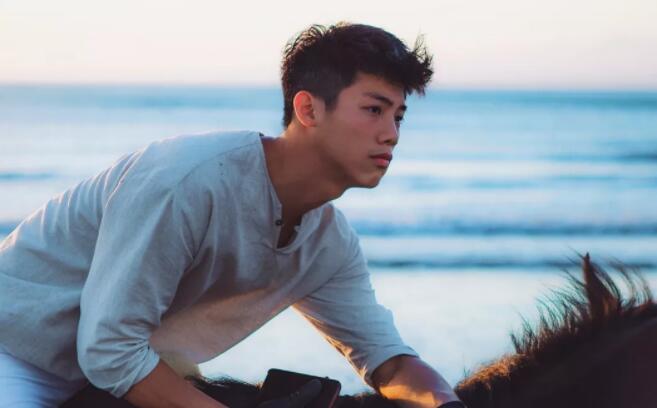 看点∣颜值很能打的小奶狗，清爽六块腹肌让你嗨到喷鼻血!！ - 51虹马