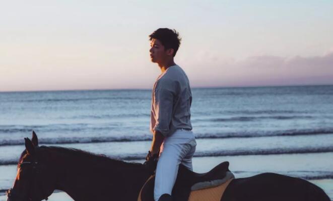 看点∣颜值很能打的小奶狗，清爽六块腹肌让你嗨到喷鼻血!！ - 51虹马