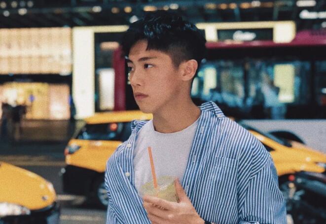 看点∣颜值很能打的小奶狗，清爽六块腹肌让你嗨到喷鼻血!！ - 51虹马