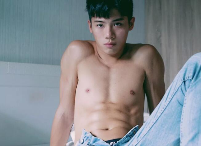 看点∣颜值很能打的小奶狗，清爽六块腹肌让你嗨到喷鼻血!！ - 51虹马