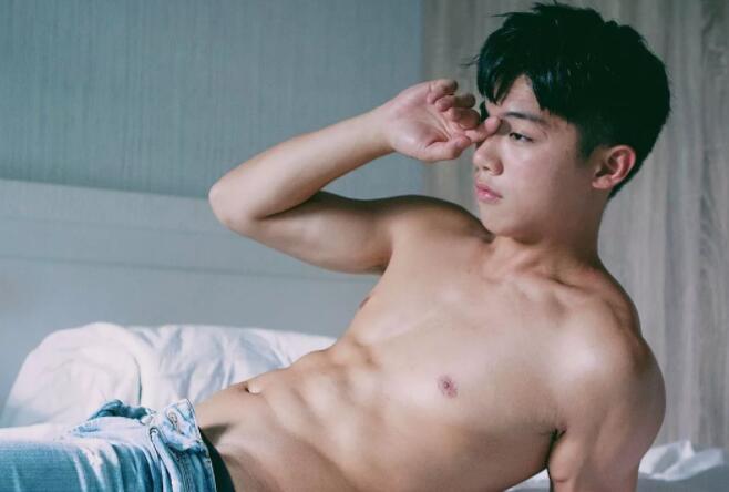 看点∣颜值很能打的小奶狗，清爽六块腹肌让你嗨到喷鼻血!！ - 51虹马