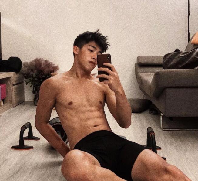 看点∣颜值很能打的小奶狗，清爽六块腹肌让你嗨到喷鼻血!！ - 51虹马