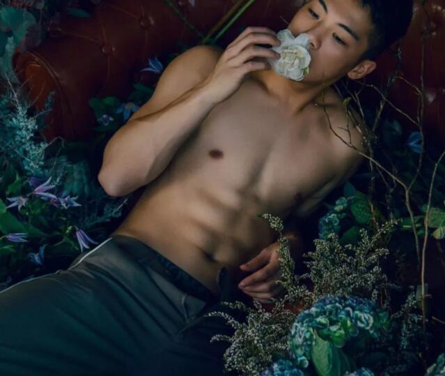 看点∣颜值很能打的小奶狗，清爽六块腹肌让你嗨到喷鼻血!！ - 51虹马