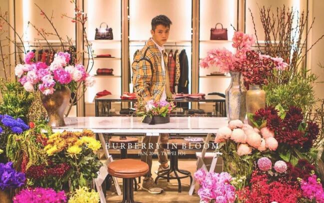 看点∣颜值很能打的小奶狗，清爽六块腹肌让你嗨到喷鼻血!！ - 51虹马