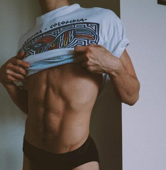 小攻出轨假1竟让我门外坐等，出轨对象还让我跟他远走高飞？ - 51虹马