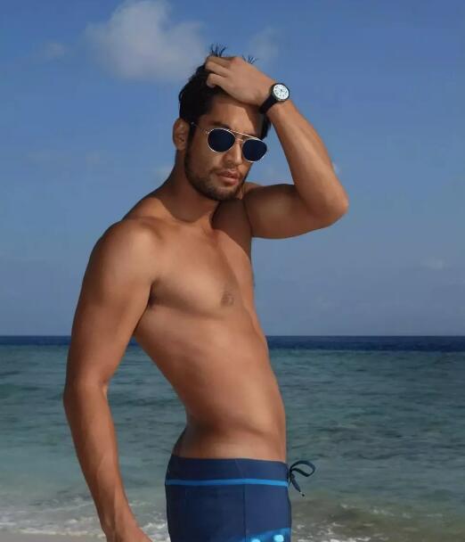 岛国性感男模撞脸高以翔，竟靠广告一脱成名！？ - 51虹马