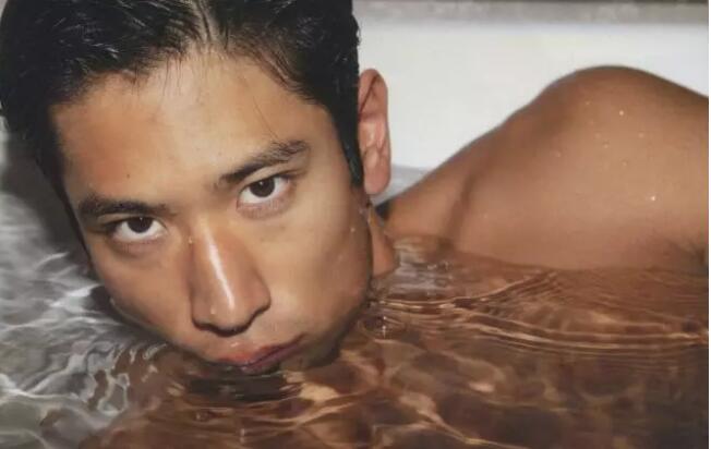 岛国性感男模撞脸高以翔，竟靠广告一脱成名！？ - 51虹马