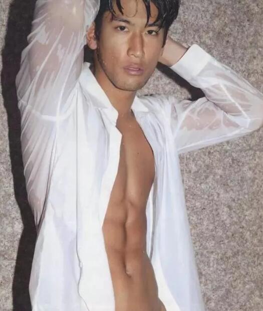 岛国性感男模撞脸高以翔，竟靠广告一脱成名！？ - 51虹马