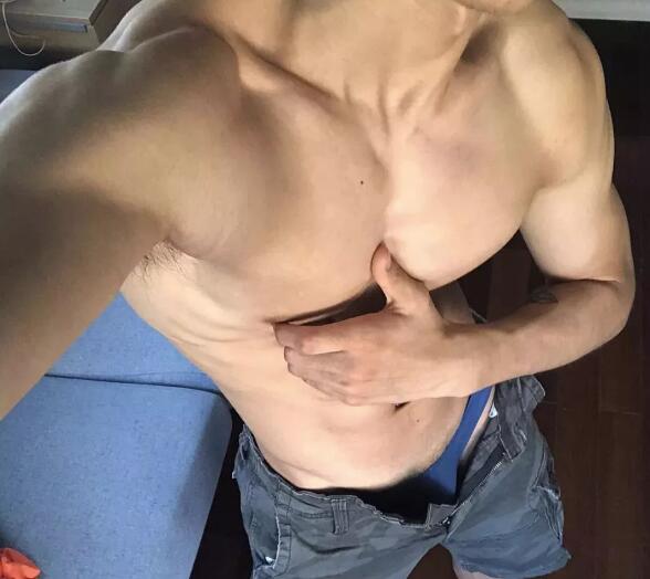 很黑特大足球体育生，笑起来很甜。 - 51虹马