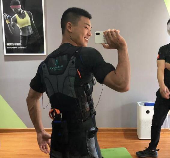 很黑特大足球体育生，笑起来很甜。-51虹马