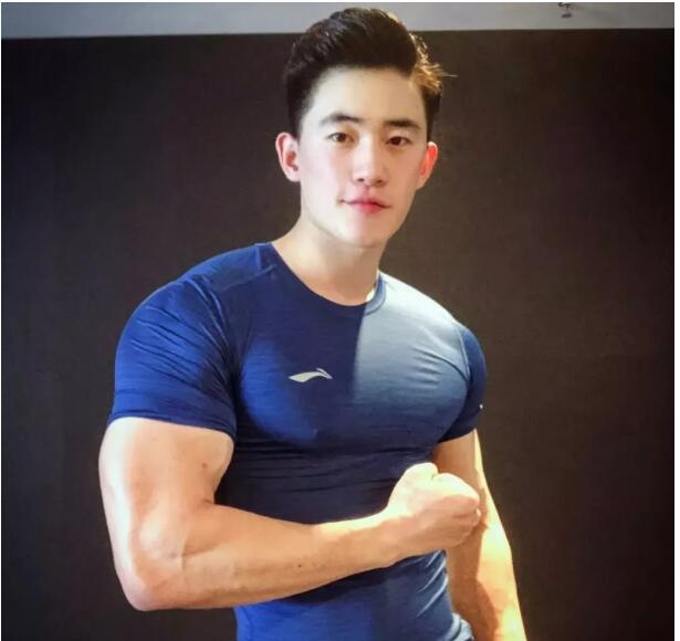 方块胸网红健身小哥，曾与王浩然一起拍片的好“基”友，单身可撩！ - 51虹马