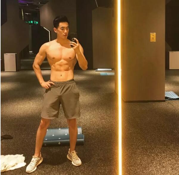 方块胸网红健身小哥，曾与王浩然一起拍片的好“基”友，单身可撩！ - 51虹马