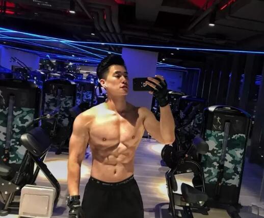 方块胸网红健身小哥，曾与王浩然一起拍片的好“基”友，单身可撩！ - 51虹马