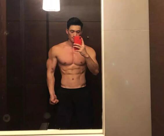 方块胸网红健身小哥，曾与王浩然一起拍片的好“基”友，单身可撩！ - 51虹马