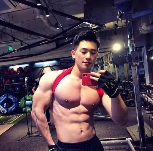 方块胸网红健身小哥，曾与王浩然一起拍片的好“基”友，单身可撩！ - 51虹马