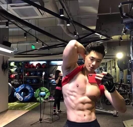 方块胸网红健身小哥，曾与王浩然一起拍片的好“基”友，单身可撩！ - 51虹马