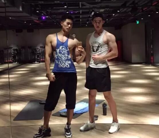 方块胸网红健身小哥，曾与王浩然一起拍片的好“基”友，单身可撩！ - 51虹马