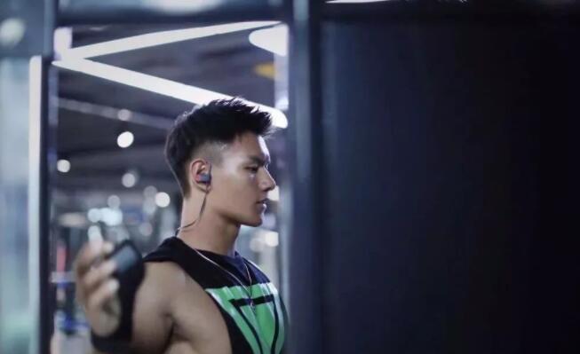 看点∣童颜巨肌长腿小野兽前^后^翘，他的sexxxy已经不允许他再这么低调了！ - 51虹马