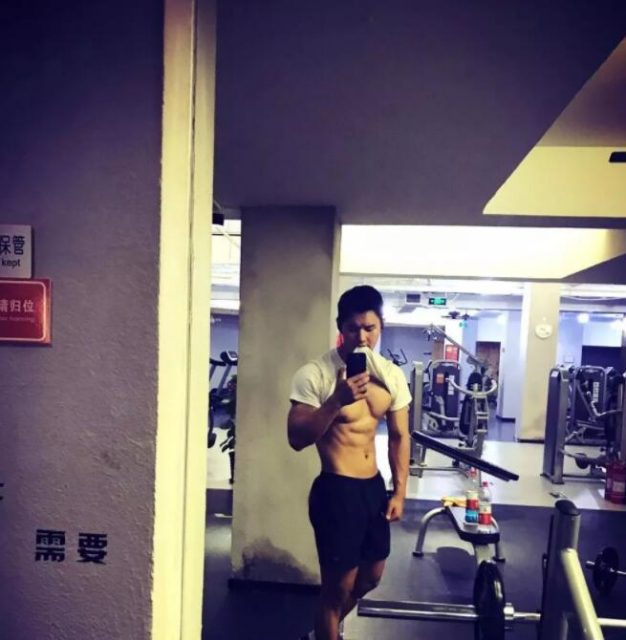 看点∣童颜巨肌长腿小野兽前^后^翘，他的sexxxy已经不允许他再这么低调了！ - 51虹马