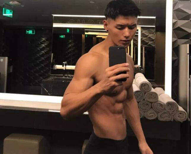 看点∣童颜巨肌长腿小野兽前^后^翘，他的sexxxy已经不允许他再这么低调了！ - 51虹马