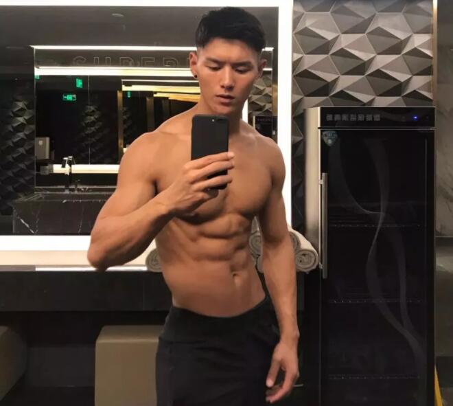 看点∣童颜巨肌长腿小野兽前^后^翘，他的sexxxy已经不允许他再这么低调了！ - 51虹马