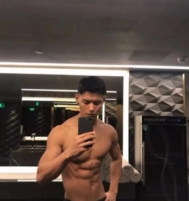 看点∣童颜巨肌长腿小野兽前^后^翘，他的sexxxy已经不允许他再这么低调了！ - 51虹马