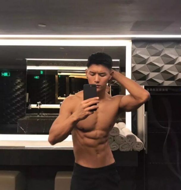 看点∣童颜巨肌长腿小野兽前^后^翘，他的sexxxy已经不允许他再这么低调了！ - 51虹马