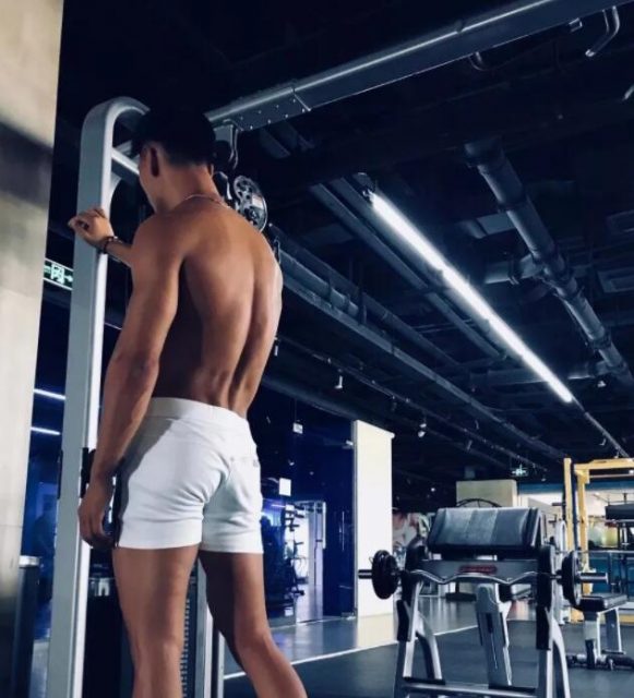 看点∣童颜巨肌长腿小野兽前^后^翘，他的sexxxy已经不允许他再这么低调了！ - 51虹马