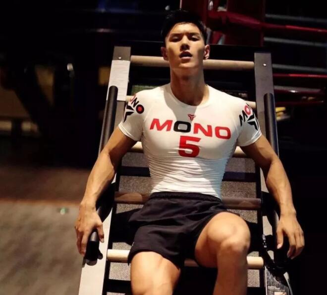 看点∣童颜巨肌长腿小野兽前^后^翘，他的sexxxy已经不允许他再这么低调了！ - 51虹马