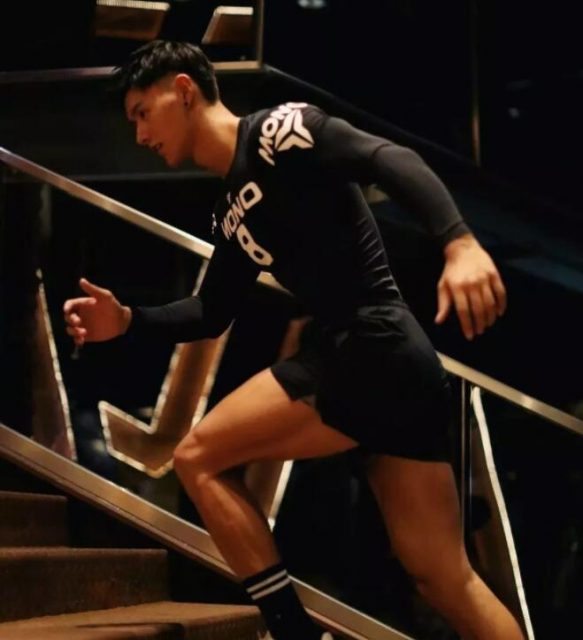 看点∣童颜巨肌长腿小野兽前^后^翘，他的sexxxy已经不允许他再这么低调了！ - 51虹马