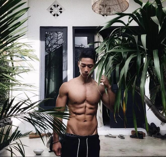 看点∣八块腹肌公狗腰的森系肌肉男，这些诱人的角度我服！-51虹马