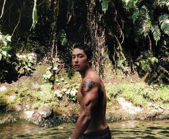 看点∣八块腹肌公狗腰的森系肌肉男，这些诱人的角度我服！ - 51虹马