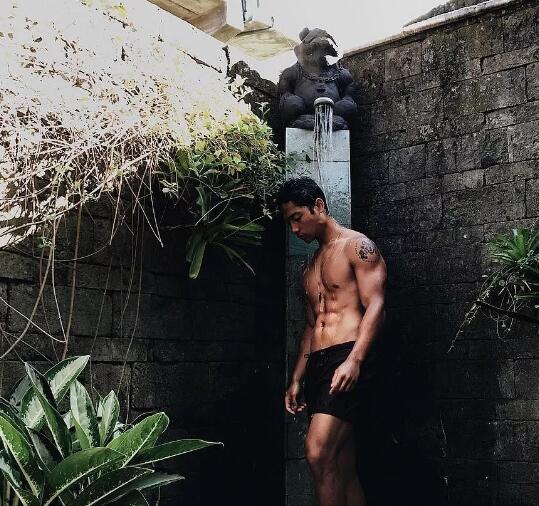 看点∣八块腹肌公狗腰的森系肌肉男，这些诱人的角度我服！ - 51虹马