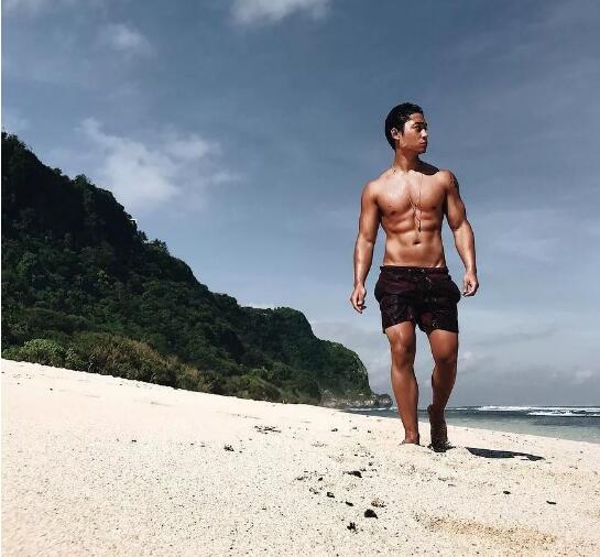 看点∣八块腹肌公狗腰的森系肌肉男，这些诱人的角度我服！ - 51虹马