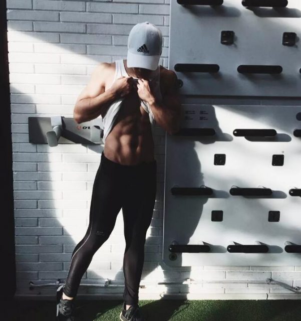 看点∣八块腹肌公狗腰的森系肌肉男，这些诱人的角度我服！ - 51虹马