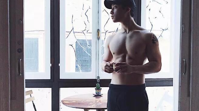 看点∣八块腹肌公狗腰的森系肌肉男，这些诱人的角度我服！ - 51虹马