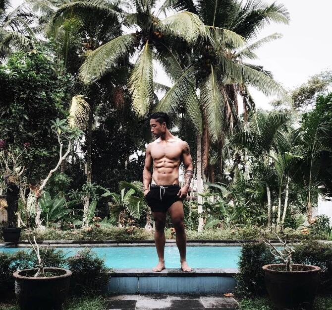 看点∣八块腹肌公狗腰的森系肌肉男，这些诱人的角度我服！ - 51虹马