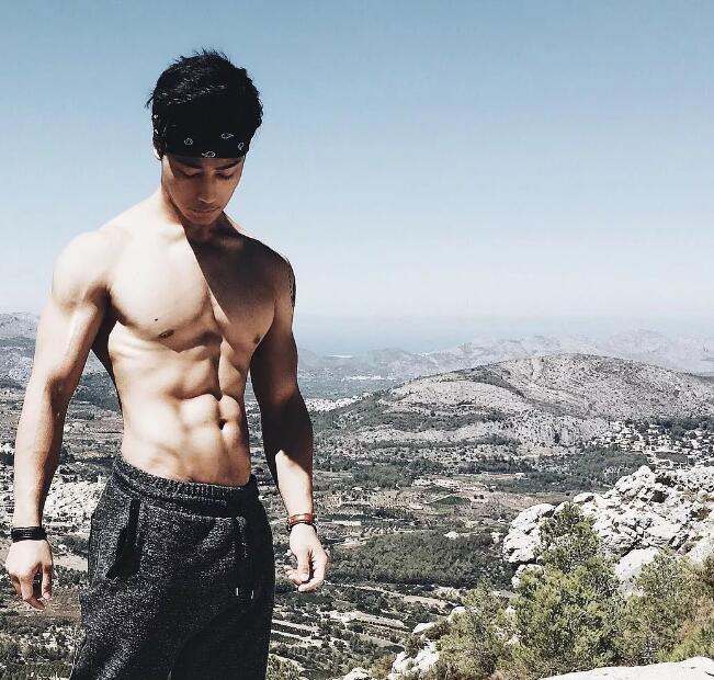 看点∣八块腹肌公狗腰的森系肌肉男，这些诱人的角度我服！ - 51虹马